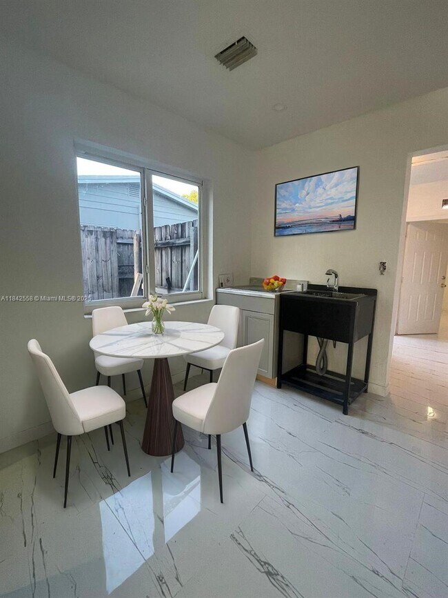 Foto del edificio - 1400 N 74th Terrace
