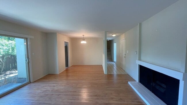Foto del edificio - Walnut Creek! Highly desirable Countrywood...