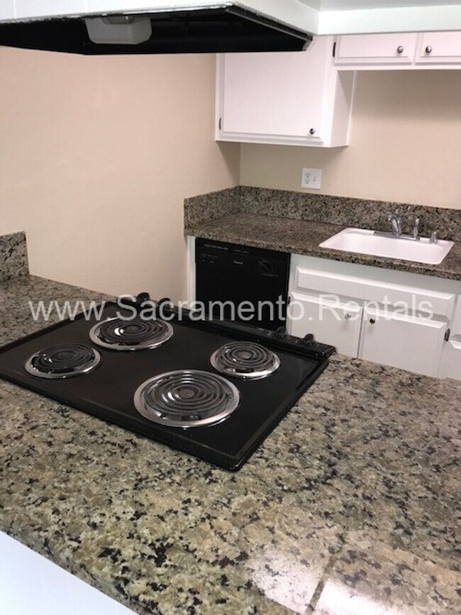 Building Photo - Beautifully Updated 2bd/2ba Fair Oaks Dupl...