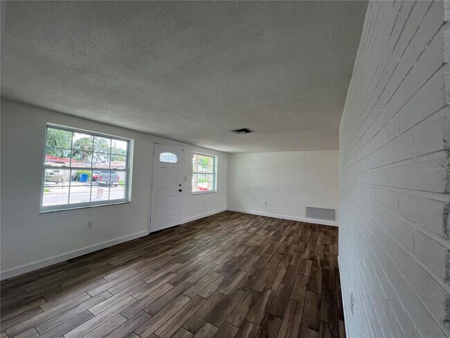 Building Photo - 7315 Brentwood Dr