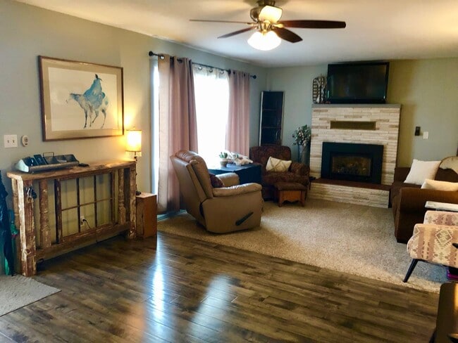 Building Photo - Delightful Sherwood Home!