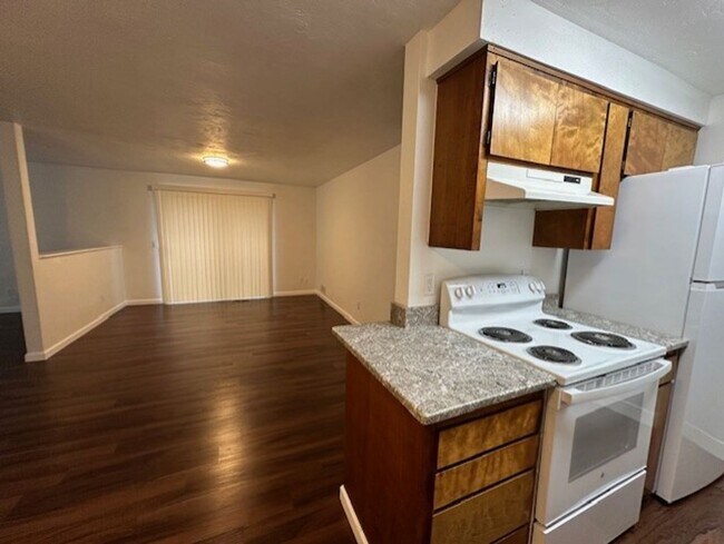 Foto del edificio - Remodeled Unit Of A Duplex with Central AC & Fenced Back Yard / Will Consider A Small Pet
