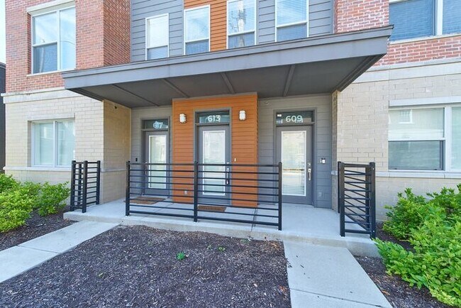 Building Photo - Sweet 2 Bed 2 Full Bath Downtown Indy Condo with Balcony Views!