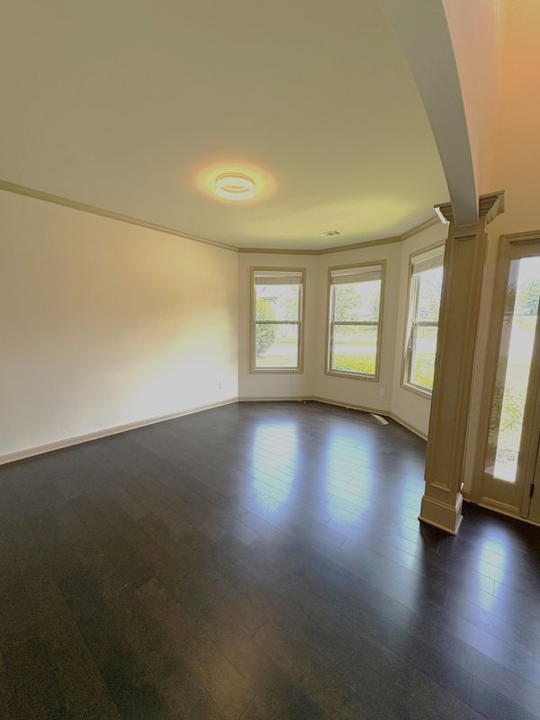Building Photo - 4950 Belcrest Way