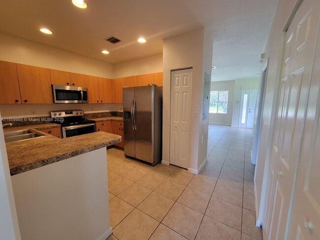 Foto del edificio - 8223 SW 27th St