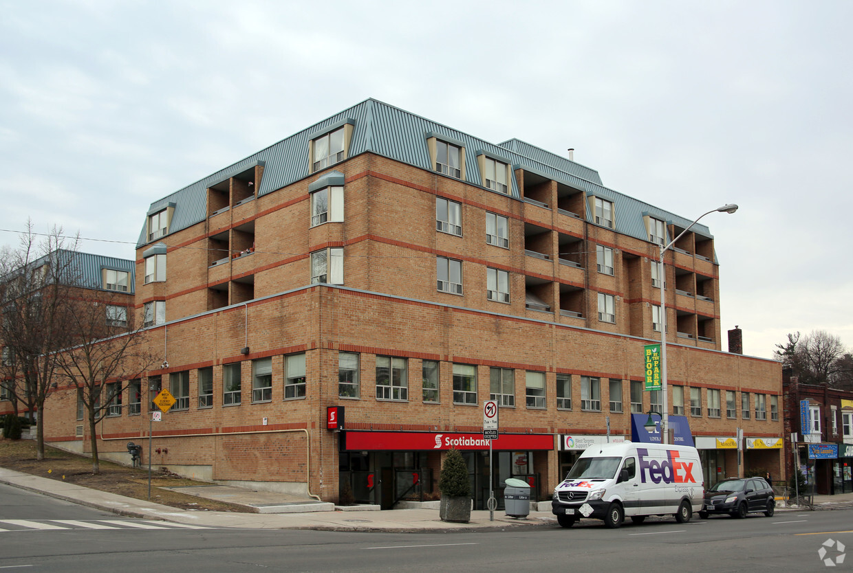 Building Photo - 1709 Bloor St W