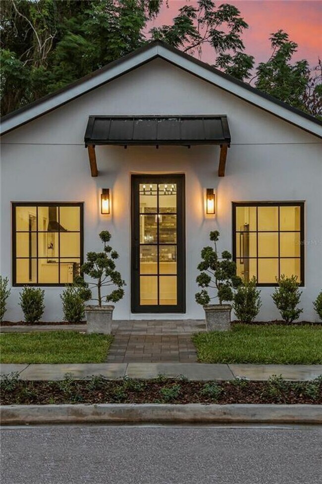 Foto del edificio - 3/2.5 Winter Park Gem Modern Sophistication Meets Farm House Inspiration