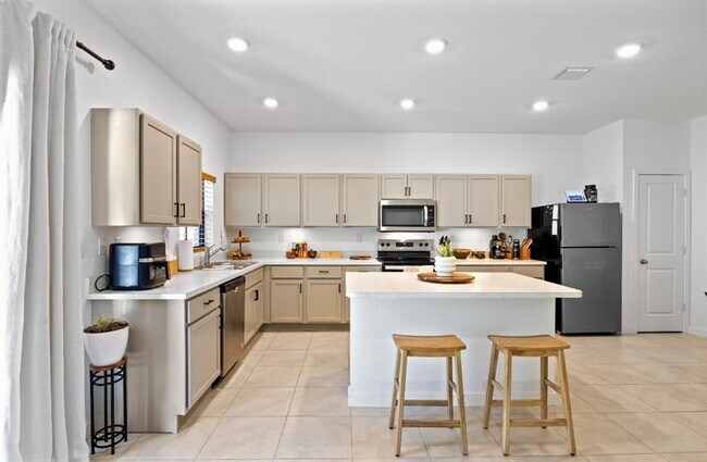 Foto del edificio - 369 NW 8th Ct