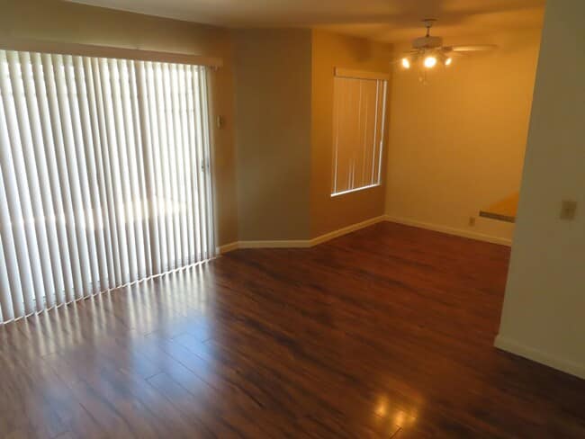 Building Photo - Two Bedroom Townhome in Linda Visa