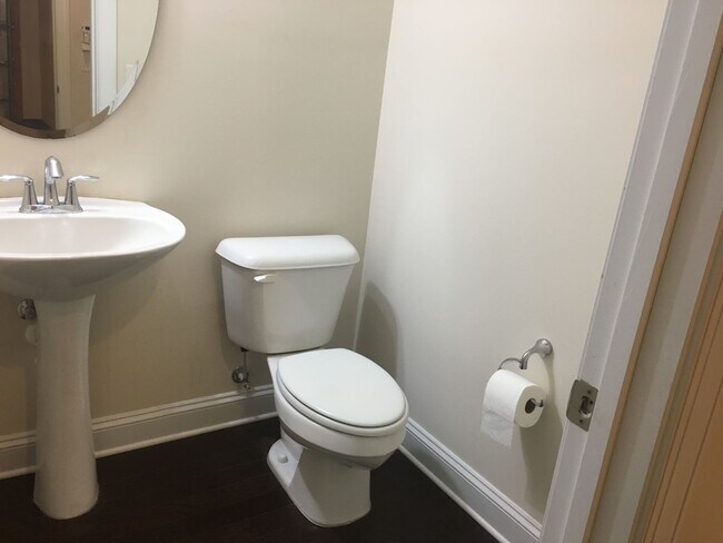 Medio baño en la primera planta - 530 Methven Grove Dr
