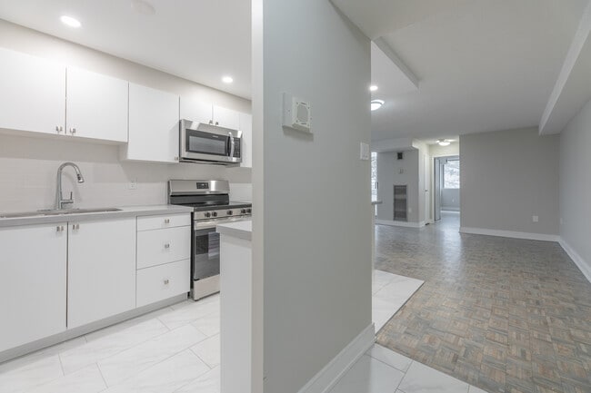 Building Photo - 3575 Kaneff Crescent