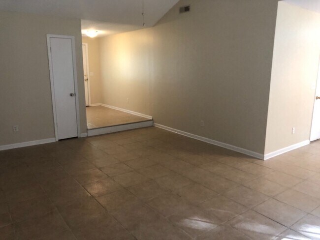 Foto del edificio - Single story ranch with 2 car attached gar...