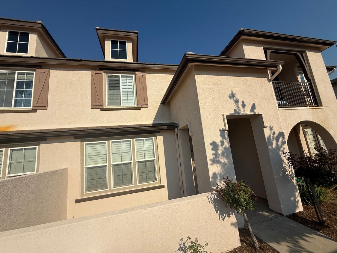 Foto del edificio - COMING SOON! 3 Bedroom Townhome for Rent i...