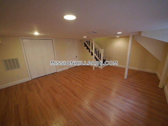 Building Photo - 5 Saint James Pl