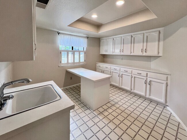 Foto del edificio - $3,700 Cole & Millbrook, 4 Bedroom House -...