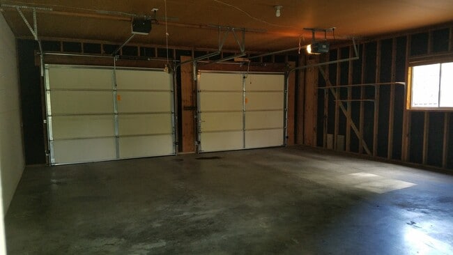 Building Photo - 3 bedroom 1 and 3/4 bathroom