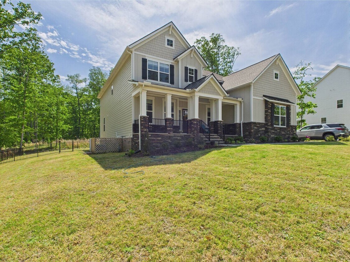 Foto principal - Stunning 5 Bedroom 4.5 Bathroom Located in...