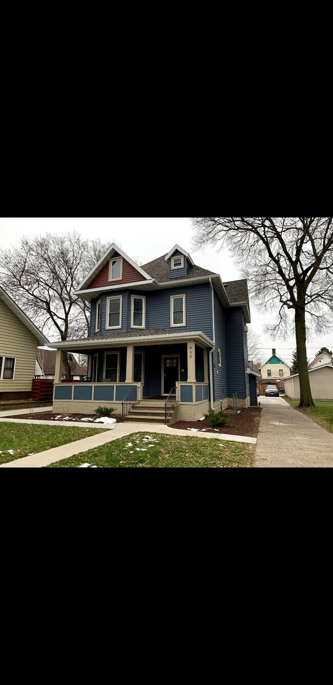 Building Photo - 465 W 5th St