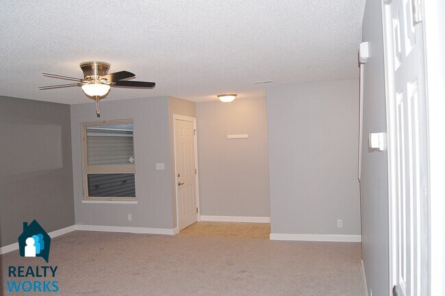 Building Photo - Well Maintained Townhome!