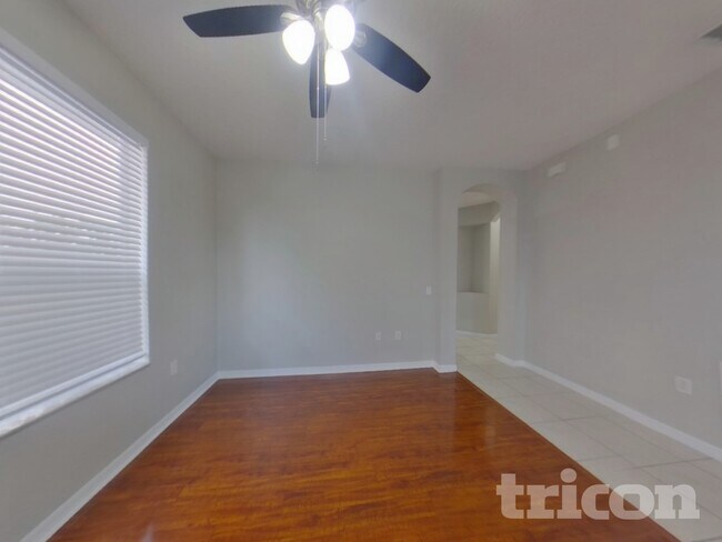 Foto del edificio - 304 Churchill Downs Blvd