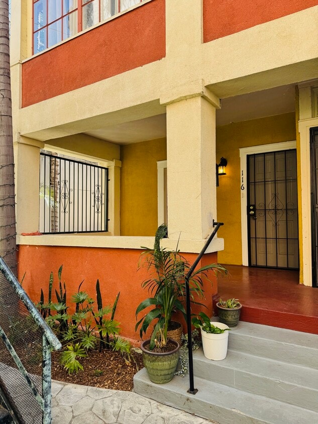 Front Porch - Pine and 9th Executive Suites, LLC