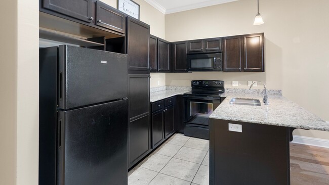 Building Photo - Charming 2BR/2BA Home in Gated Community N...