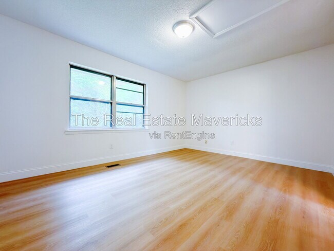 Foto del edificio - 2318 Green Forest Dr