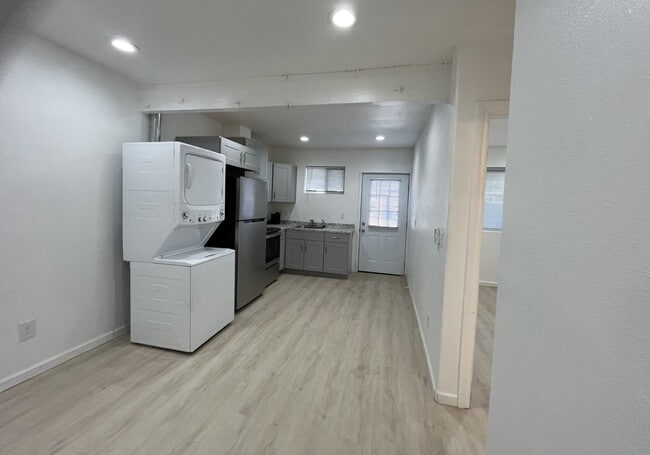 Building Photo - One-bedroom, one-bathroom apartment locate...