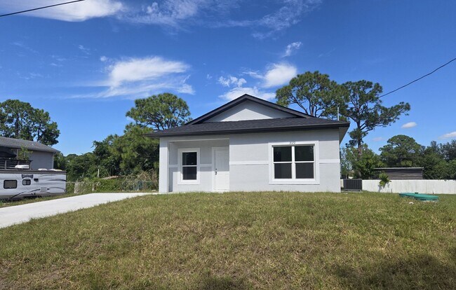 Foto del edificio - BRAND NEW-- TWO BEDROOM + TWO BATHROOMS- SOUTH LEHIGH ACRES