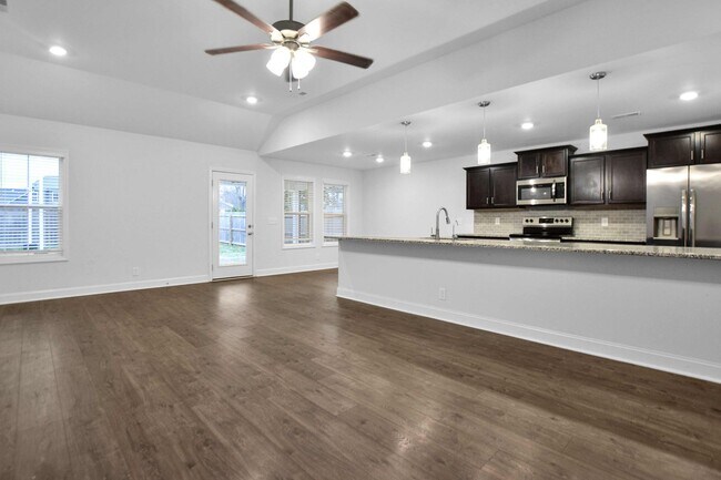 Building Photo - Pet Friendly Three Bedroom!