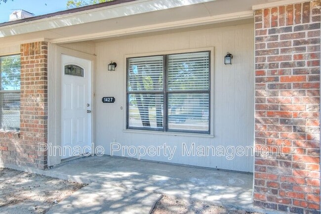 Foto del edificio - 1427 Gregory Dr
