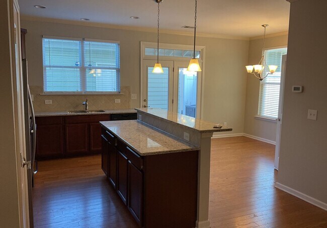 Foto del edificio - Three Bedroom Townhome Available Now!!