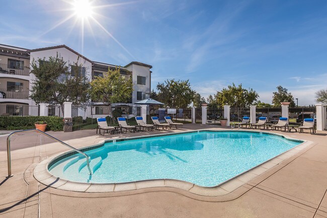 Piscina con estilo de centro turístico - Overture San Marcos 55+ Senior Housing Apartment Homes