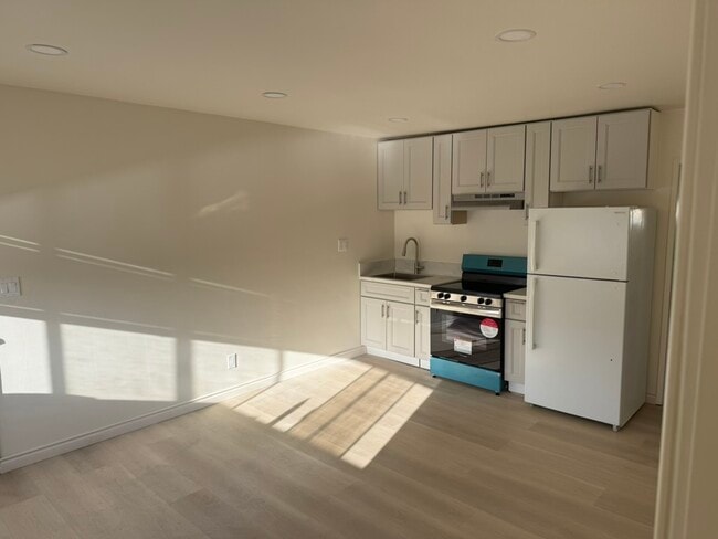 Building Photo - 2022 E 2nd St