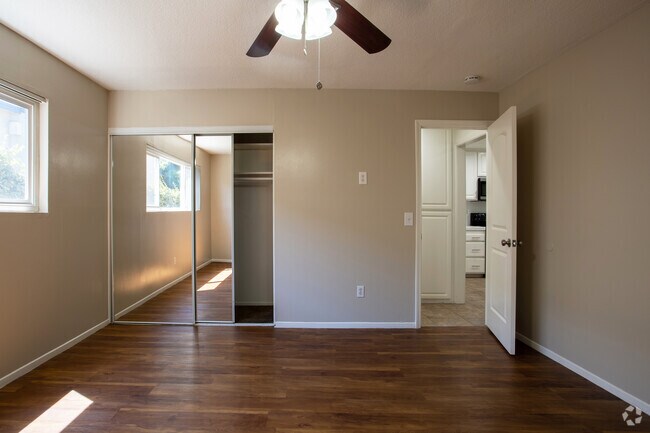 1HAB/1BA con pisos de madera en las habitaciones - Country Squire Apartments