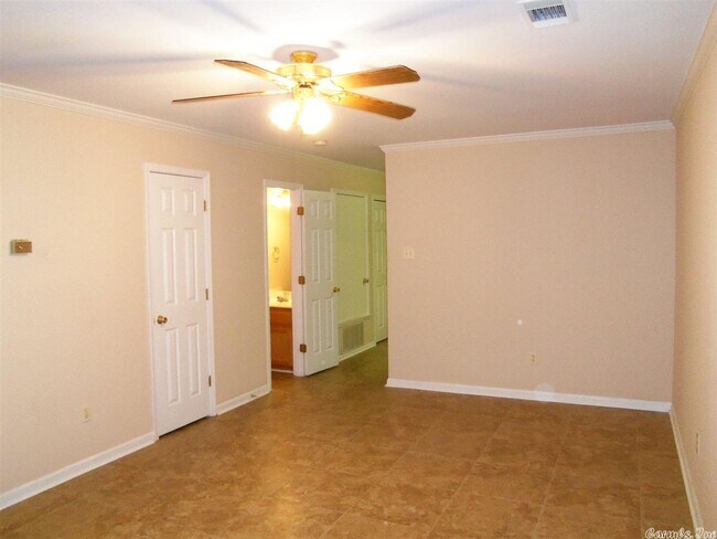 Building Photo - 361 Club Rd