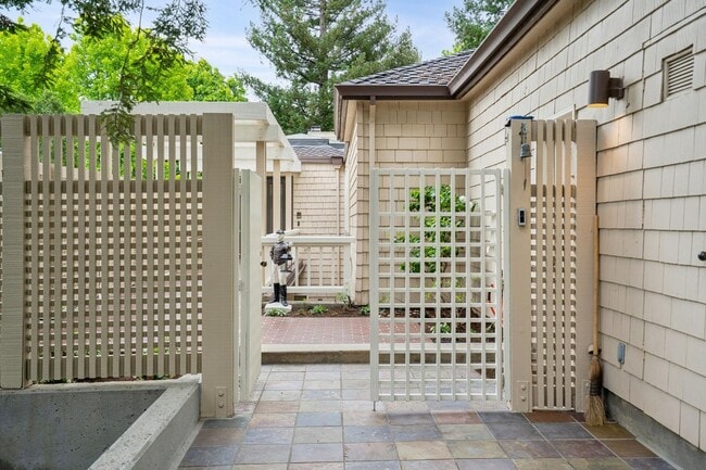Building Photo - Elegant Los Altos Townhouse Near Redwood Grove & Shoup Park