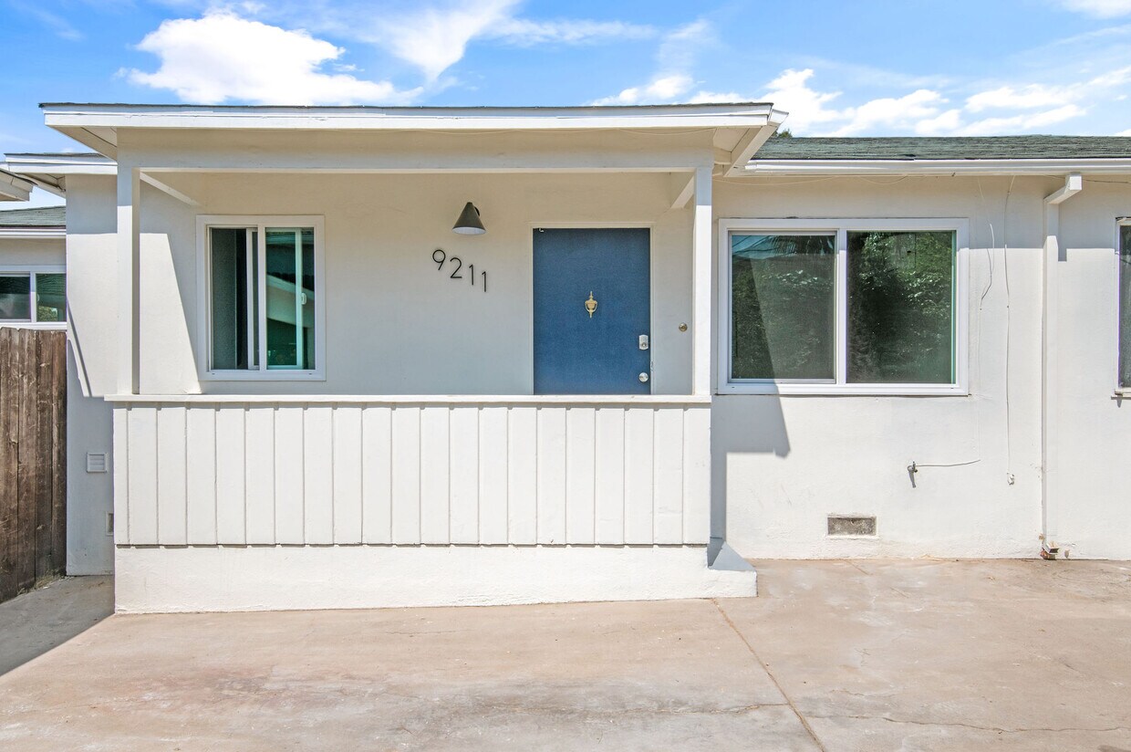 Newly remodeled 3bed/2 bath apt ( part of a duplex- attached wall) - 9211 Earl St