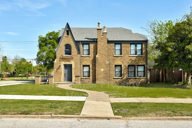 Building Photo - 701 NE 14th St