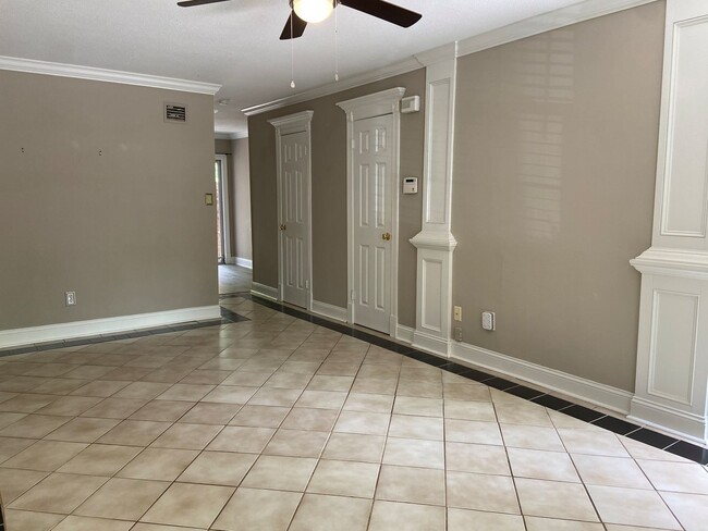 Building Photo - 2 Bedroom, 1.5 Bathroom Condo in High Point!