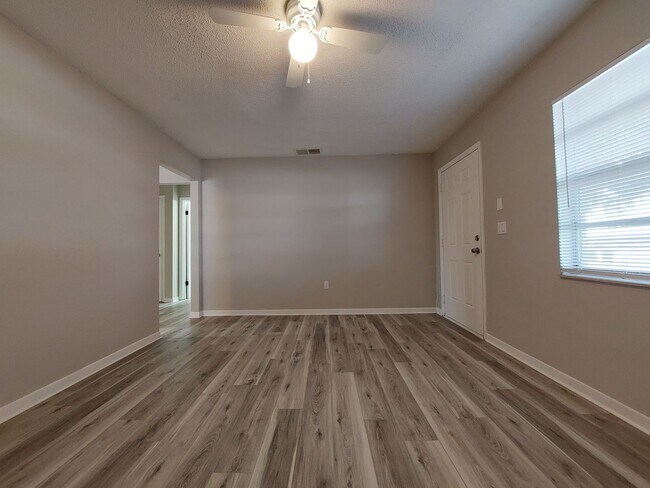 Building Photo - Lakeland 2 Bed / 1 Bath Apartment