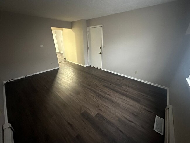 Building Photo - 607 Hillview Dr