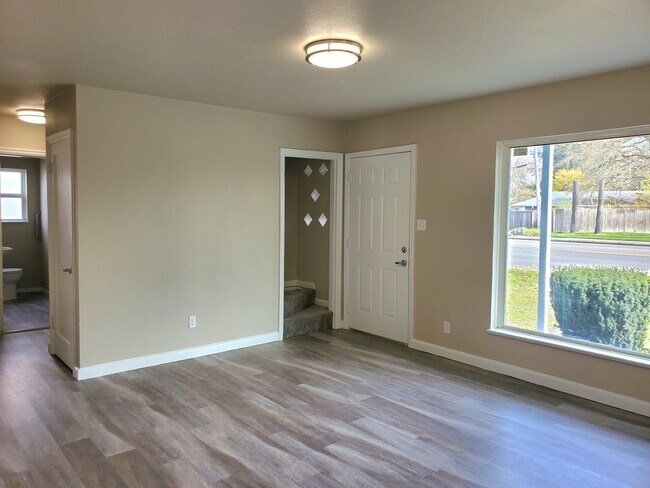 Foto del edificio - Classic Craftsman Home Available