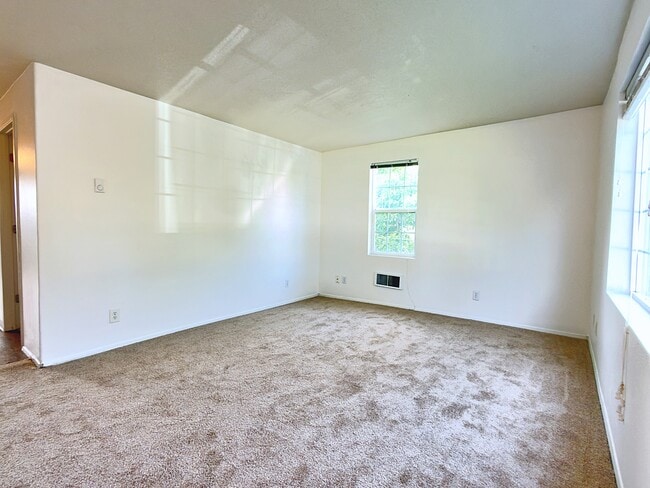 Building Photo - 905 NE 94th Ave