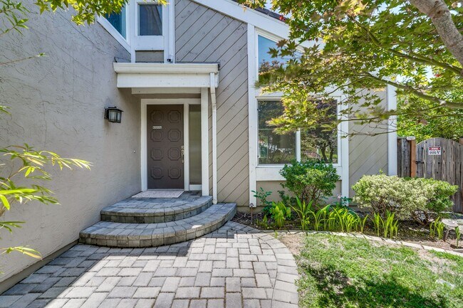 Foto del edificio - $8500-Mountain View  4 bedroom 3 baths in great neighborhood!