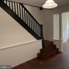 Escaleras - 204 E Elm St