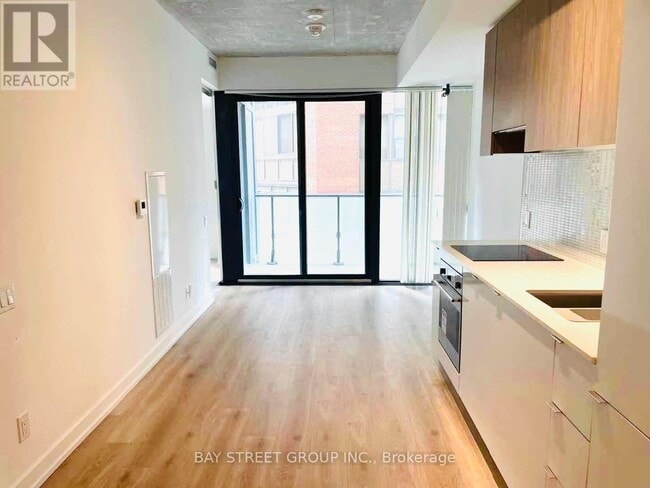 Building Photo - 161 Roehampton Ave