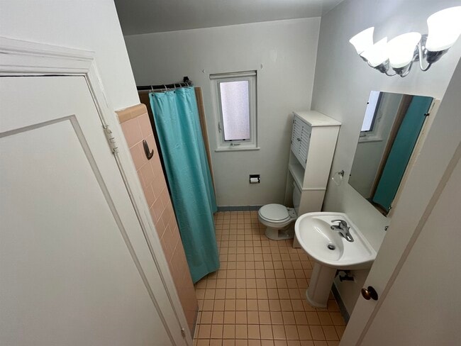 Building Photo - 844 York St