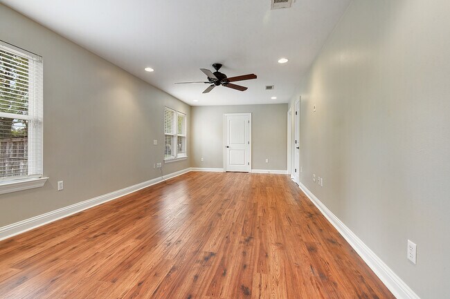 Amplio dormitorio principal con vestidor y baño privado. - 14062 Bourque Rd