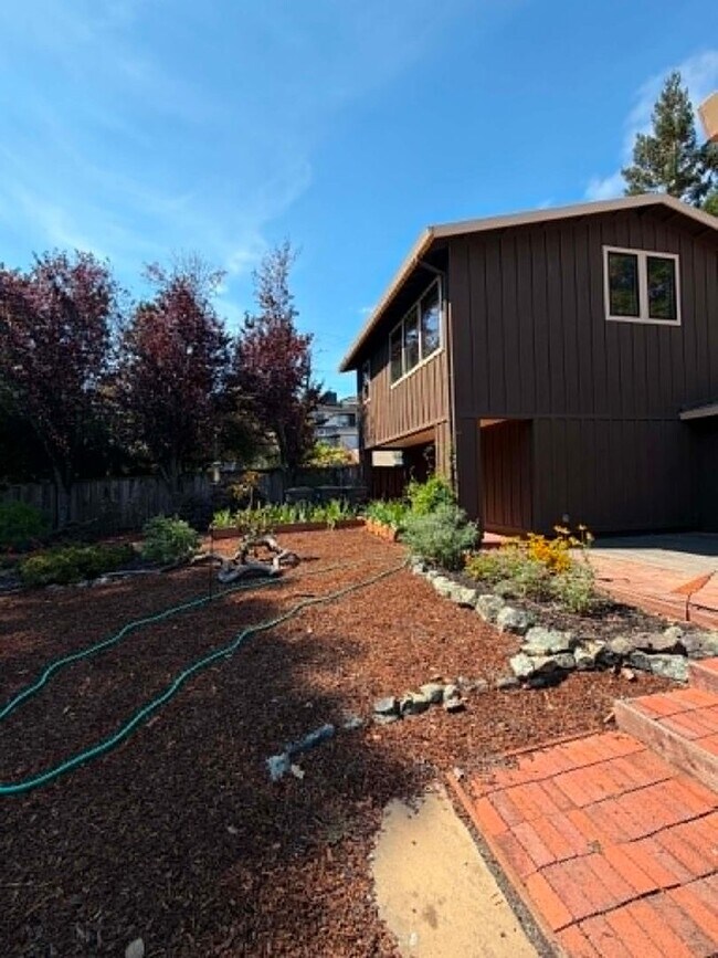 Foto del edificio - 775 Hillcrest Way